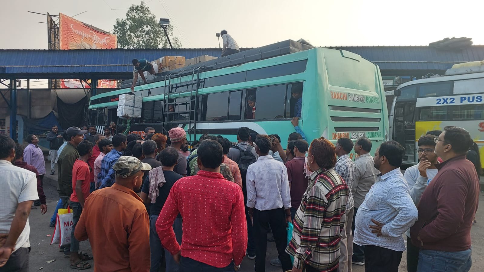 আসানসোল সিটি বাসস্ট্যান্ডে কর্মী ও যাত্রীদের বিক্ষোভ / কাঠগড়ায় এমভিআইয়ের আধিকারিকরা / বাংলা – ঝাড়খণ্ড সীমানায় চেকপোস্টে আন্তঃরাজ্য যাত্রী বাস আটকে হয়রানির অভিযোগ