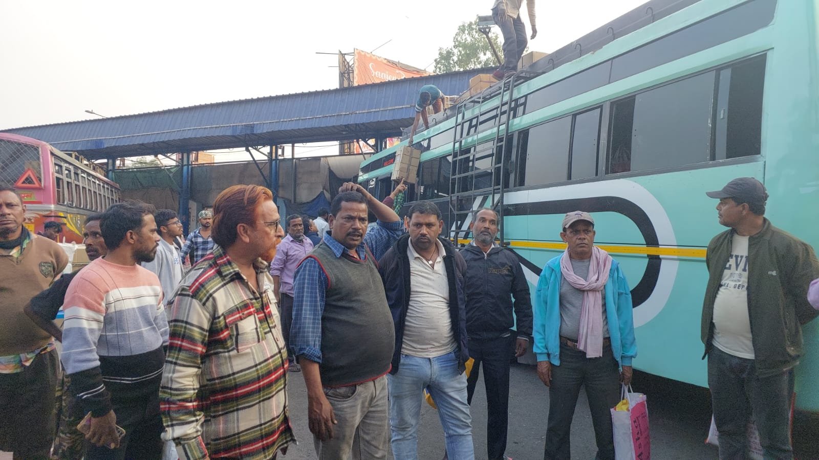 मोटर व्हीकल अधिकारी किसी परिवहन कर्मी पर हाथ नहीं उठा सकता और अगर कोई सामान जप्त किया भी गया है तो उसका सीजर लिस्ट देना होगा। किया प्रदर्शन बस कर्मी लोग।