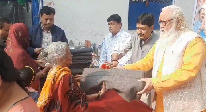 आसनसोल नगर निगम के एनएस रोड स्थित नया मरोड महाबीर मंदिर के गुरुवार 44 नंबर वार्ड तृणमूल कांग्रेस की ओर से 150 जरूरतमंदों को कंबल दिया गया।