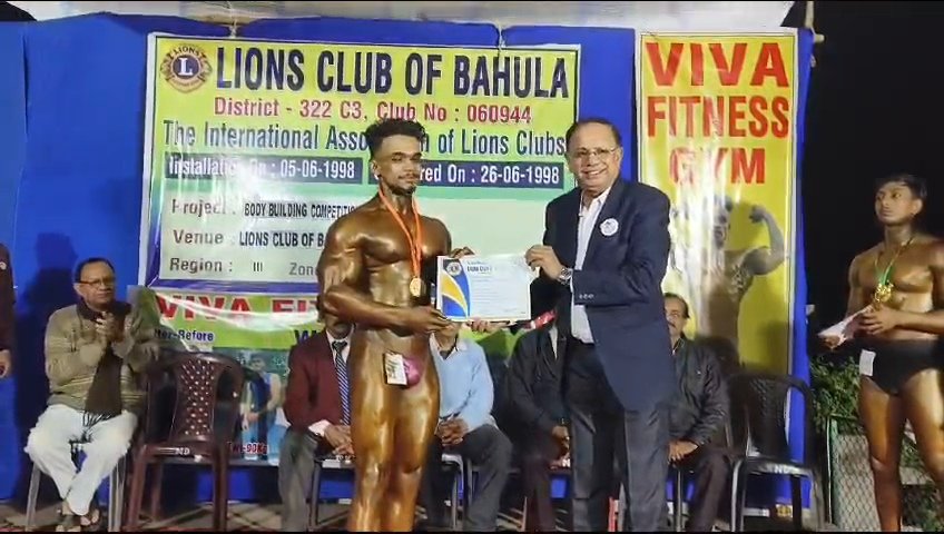 लायन्स क्लब में आयोजीत बॉडीबिल्डिंग प्रतियोगिता में विभा फिटनेस में प्रसंजीत घोष बना बिजेता।