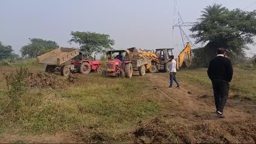पश्चिम बंगाल सरकार आवासीय विकास के अधिकारियों को जमीन अधिग्रहण के लिए आने पर जमीन मालिकों का विरोध का सामना करना पड़।