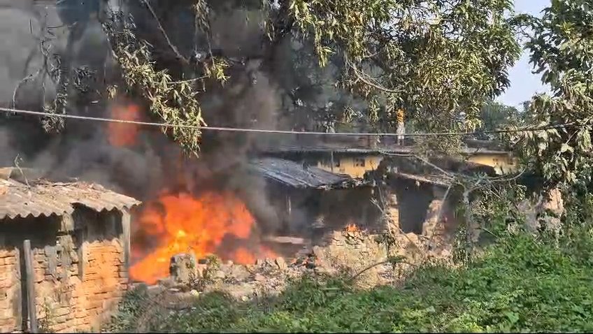 ইসিএল আবাসনে বিধ্বংসী আগুন, আতঙ্ক এলাকাতে