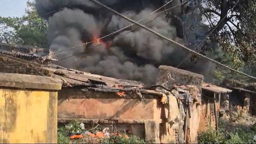 बनग्राम न्यू पीट कोलियरी श्रमिक आवासों में भीषण आग लगने से इलाके में दहशत फैल गई। दमकल विभाग का वाहन आकर आग बुझाई। ।