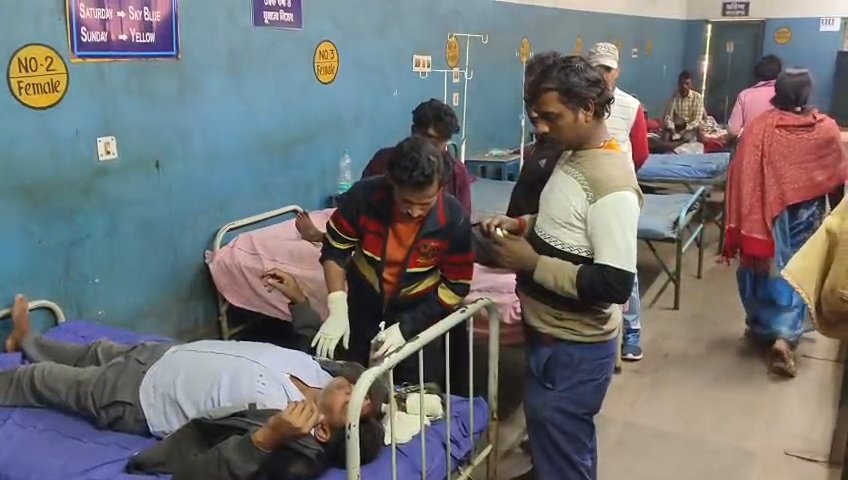 मोटरसाइकिल से धक्के के बाद दो पक्ष भीडे मामला जाती पर आई अंडाल थाने में दोनों पक्षों ने दर्ज कराई शिकायत।