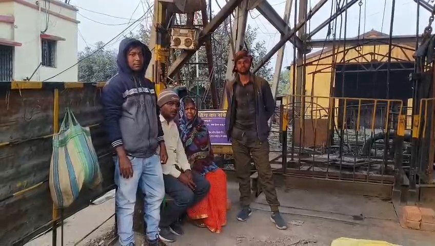 मृत श्रमिक के आश्रित ने नौकरी की मांग पर सेंट्रल काजोरा पिट में दिया धरना।आंदोलन के छ: घंटे बाद पुत्र को ज्वाइनिंग लेटर मिलने के बाद आंदोलन समाप्त हुआ।