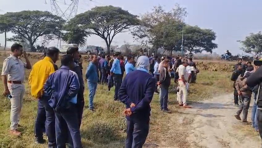 एयरपोर्ट में बी,ए,पी,एल का सड़क निर्माण का जमीन मालिकों नें किया विरोध।