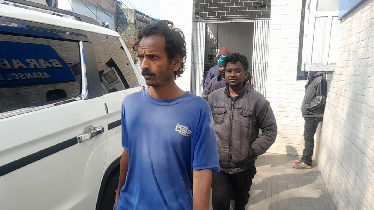 বারাবনি পুলিশের অভিযান / অজয় নদী থেকে বালি পাচারের সময় হাতেনাতে পাকড়াও তিনটি ট্রাক্টর, ধৃত তিন চালক