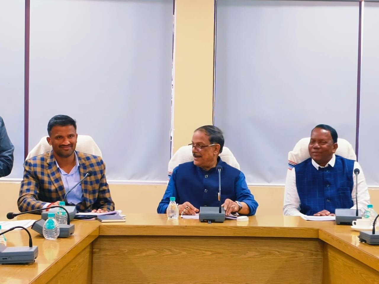 कोयलांचल में रानीगंज मास्टर प्लान के तहत भु धसान प्रभावित इलाकों के लोगों को पुनर्वास देने तथा पीएचई के पानी के पाइपलाइन से अवैध रूप से कनेक्शन लेने के मुद्दों को लेकर बैठक