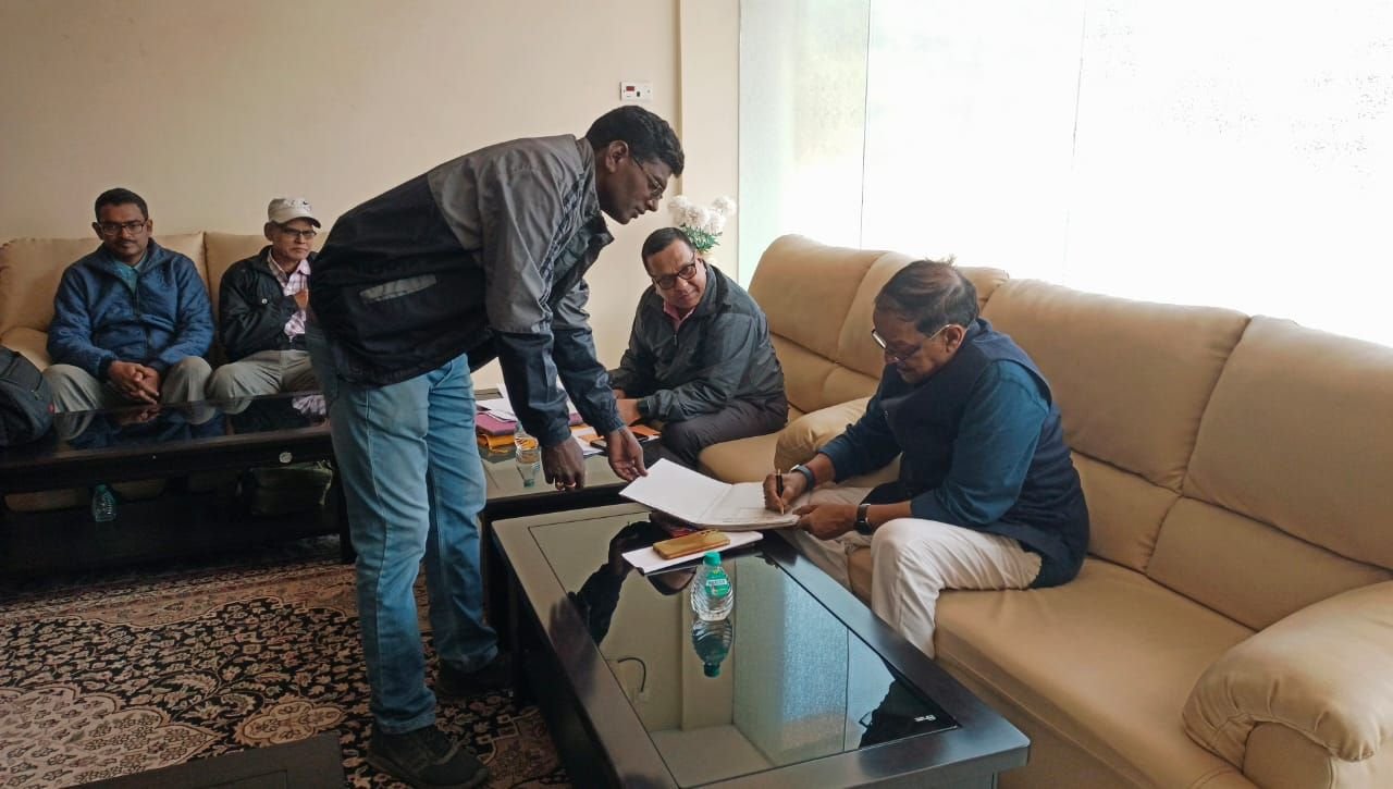 आज खांद्रा कालेज में कॉलेज के गवर्निंग बॉडी की एक बैठक हुई इस बैठक में गवर्नमेंट बॉडी के अध्यक्ष मलय घटक