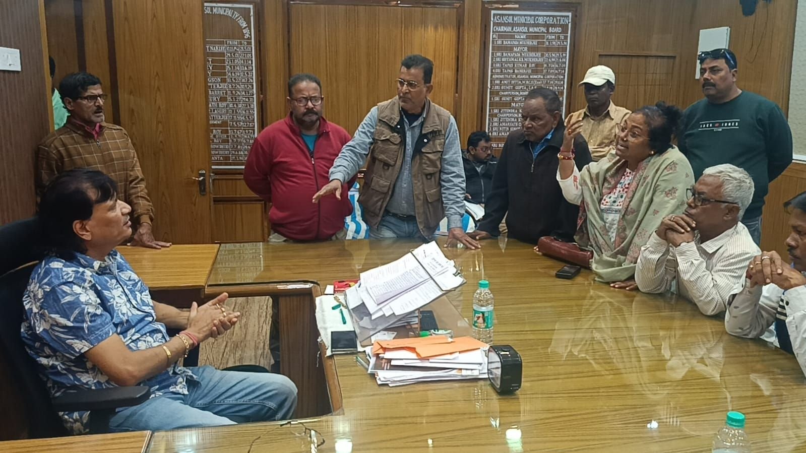 আসানসোল পৌরনিগমের ৪৯ নং ওয়ার্ডের বাসিন্দারা মেয়রের কাছে এলাকা পরিস্কারের জন্য দেখা করলেন।