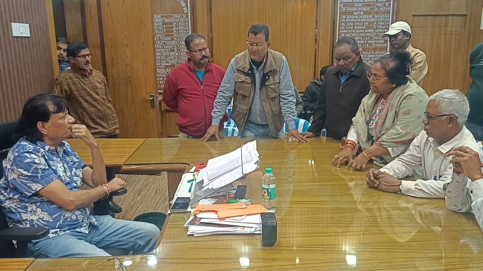 दुर्गा पूजा से पहले से आसनसोल नगर निगम क्षेत्र के विभिन्न इलाकों में बिजली की लाइन बैठाने और पाइपलाइन बैठाने के लिए विभिन्न क्षेत्रों के रास्तों को खोदा गया था।