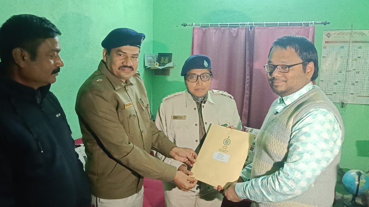 इंडियन स्टैटिसटिकल सर्विस में पूरे देश में प्रथम स्थान पर आने वाले सिंचन स्निग्ध को मुख्यमंत्री ममता बनर्जी द्वारा मुबारकबाद देते