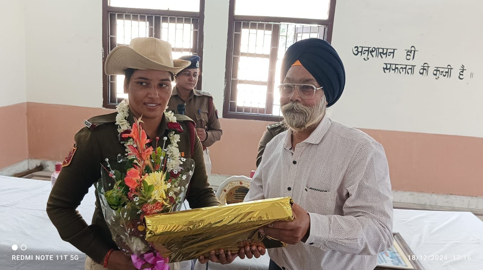 अफ्रीका महादेश की सबसे ऊंची चोटी किलिमंजारो को फतह करके आसनसोल आने वाली आरपीएसएफ की महिला बैटेलियन सोलहवीं वाहिनी की पूनम कंवर को आज आसनसोल रेलवे स्टेशन पर आरपीएफ की तरफ से सम्मानित किया गया।