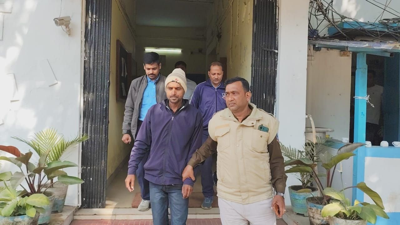 बांग्लादेश में तनाव पुर्ण हालात के बीच दुर्गापुर के पानागढ़ आर्मी कैंप के पास से एक युवक को गिरफ्तार किया गया है।