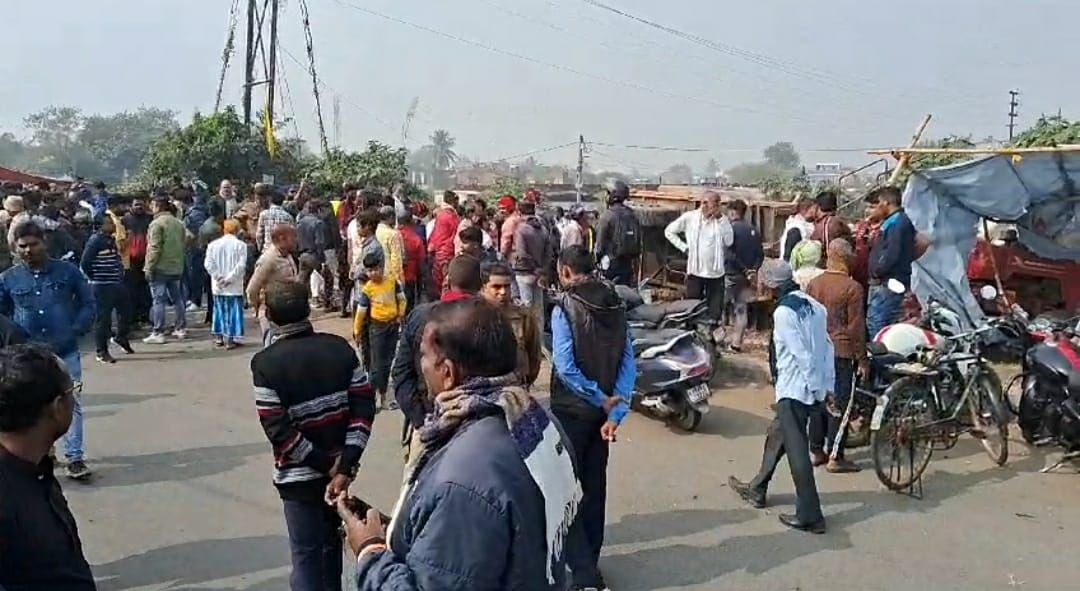 পুলিশের বিরুদ্ধে তোলা আদায়ে তাড়া করার অভিযোগ / ইট বোঝাই ট্রাক্টরের ধাক্কায় মহিলার মৃত্যুতে দূর্গাপুরে ধুন্ধুমার, ক্যাম্প ভাঙচুর