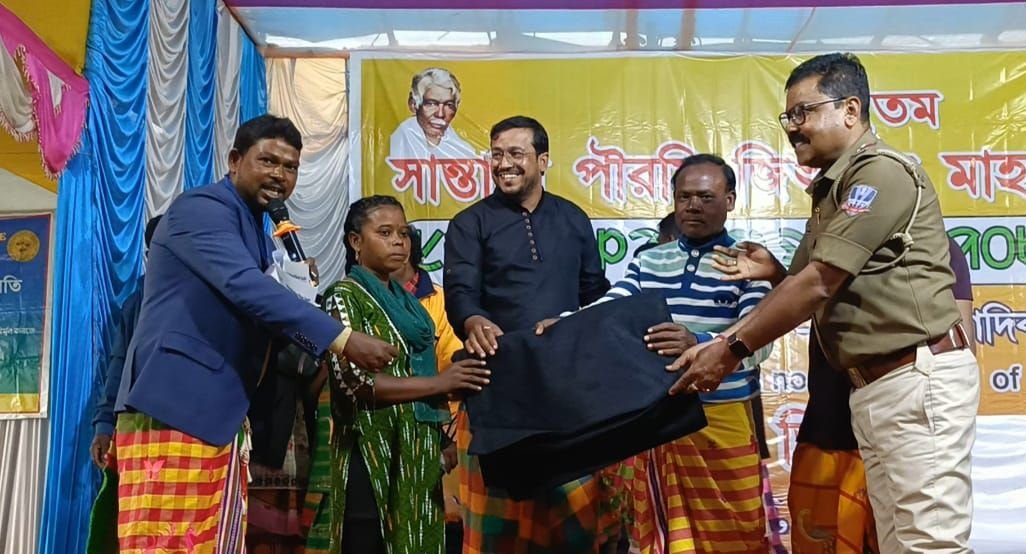 রূপনারায়ানপুর ফাঁড়ির তরফে মুচিডি গ্রাম ছোট ছোট শিশুদের মধ্যে স্কুল ব্যাগ বিতরণ