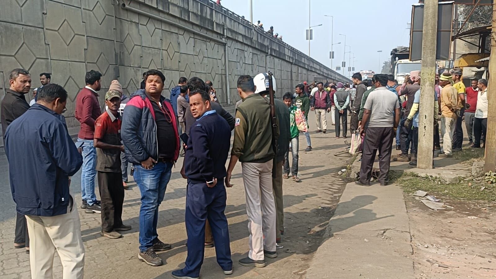 ১৯ নং জাতীয় সড়কে বেহাল সার্ভিস রোডে পথ দূর্ঘটনা, অভিযোগ / রানিগঞ্জে ট্যাঙ্কারে ধাক্কায় মৃত্যু দিনমজুরের