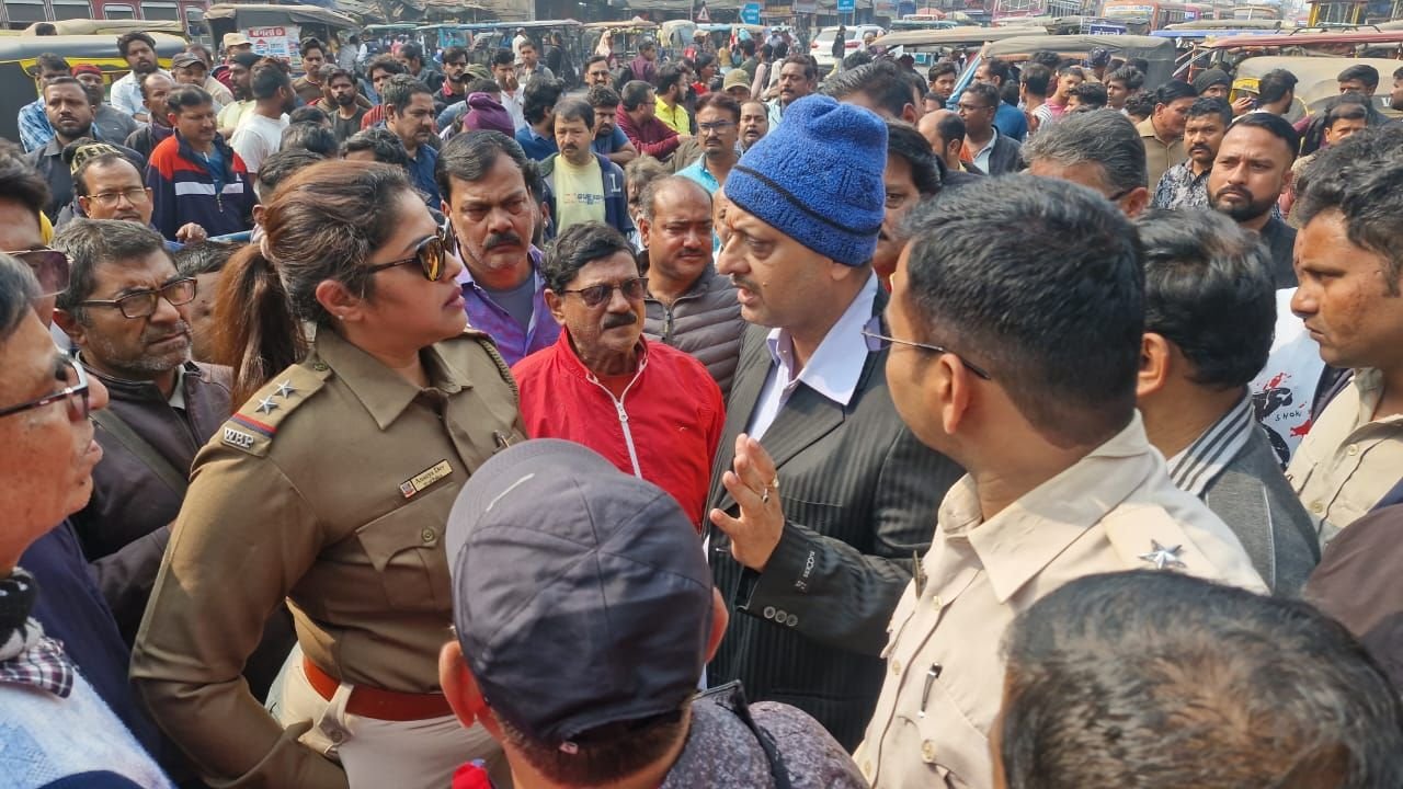 आसनसोल के हाटन रोड मोड इलाके में एक दुकान को लेकर आज भारी हंगामा खड़ा हो गया आसनसोल नगर निगम की तरफ से उसे दुकान को तंद्रा राय नामक एक महिला को लीज पर देने से