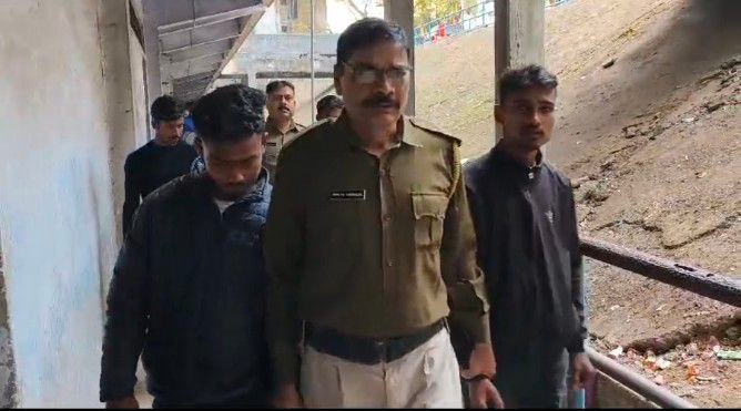 ছিনতাইয়ের উদ্দেশ্যে জড়ো হওয়া চার দুষ্কৃতিকে গ্রেপ্তার করল পুলিশ। উদ্ধার হলো কুড়ি লক্ষ টাকা সহ ছিনতাই এর কাজে ব্যবহৃত হওয়া হাতুড়ি লোহা সহ একাধিক সামগ্রী।