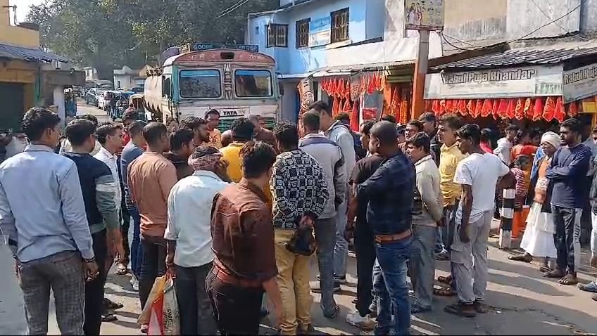কল্যানেশ্বরী মন্দিরে জলের অভাবে পূজা বন্ধ, ক্ষোভে রাস্তা অবরোধ।