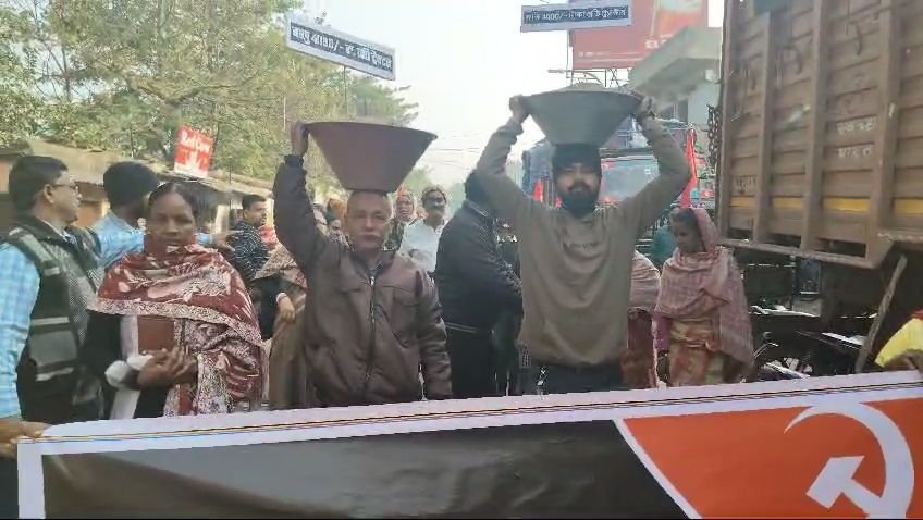 রাজ্যের মুখমন্ত্রীর হুশিয়ারীর পরে বালির দাম দ্বিগুনের বেশি তাই হাত জোড় করে মুখমন্ত্রী কে আবারো হুশিয়ারী না দেওয়ার অনুরোধ CPIM নেতার তাঁদের দাবি বালিচোর কালোবাজারি করছে!