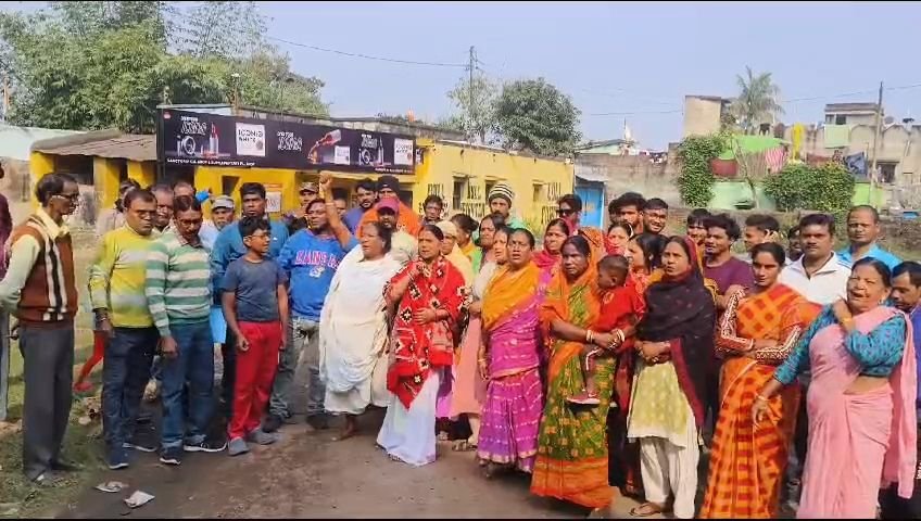 शराबी हिंसा बढ़ रही है / शराब की दुकानें बंद करने की मांग को लेकर कुल्टी में निवासियों ने विरोध प्रदर्शन किया