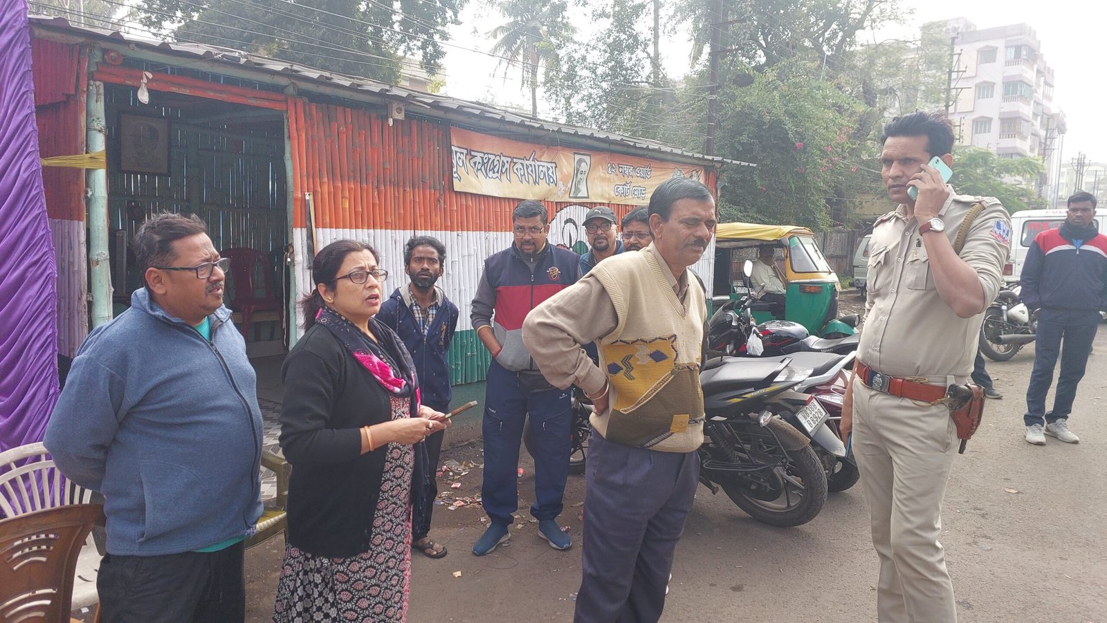 আসানসোলে চাঞ্চল্য / ৫২ নং ওয়ার্ডে তৃনমুল কংগ্রেসের কার্যালয়ের গেট ভাঙ্গার চেষ্টা ও ব্যানার ছেঁড়ার অভিযোগ, তদন্তে পুলিশ