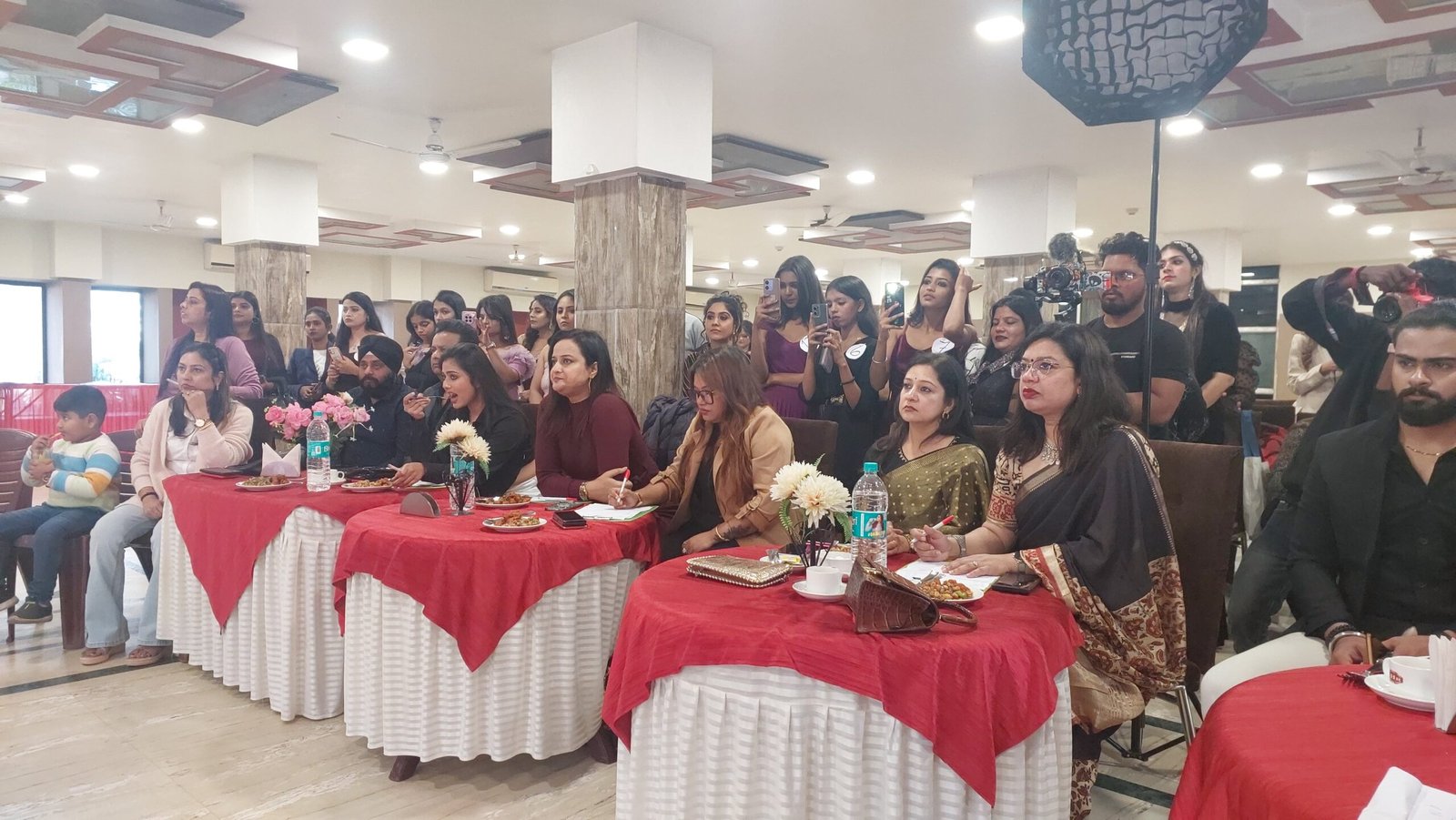 क्लाउड 9 इवेंट मैनेजमेंट कंपनी की तरफ से आज आसनसोल के सेन रेले रोड इलाके में स्थित एक निजी होटल में ब्यूटी कॉन्टेस्ट और फैशन शो का आयोजन किया गया