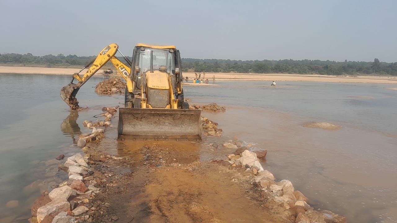 बाराबनी ब्लाक प्रशासन और बाराबनी थाना की तरफ से आज एक संयुक्त अभियान चलाकर जामग्राम ग्राम पंचायत अंतर्गत अमूलिया इलाके में अजय नदी पर बने एक अवैध रास्ते को तोड़ दिया गया