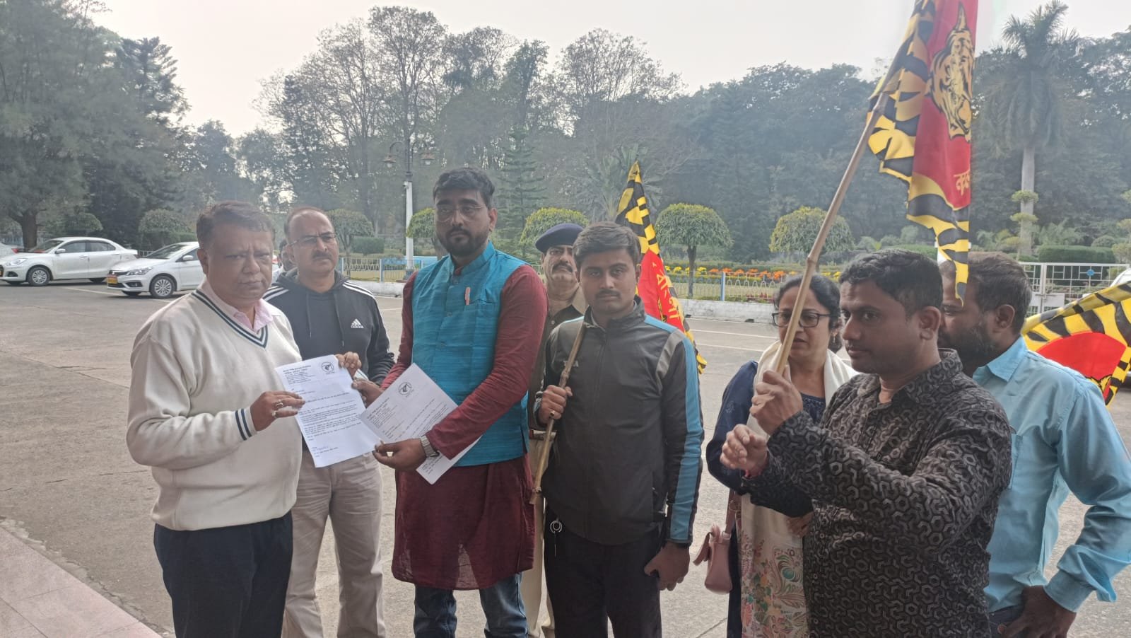 आज चित्तरंजन लोको वर्क्स कारखाने के सामने बांग्ला पोखो की तरफ से विरोध प्रदर्शन किया गया