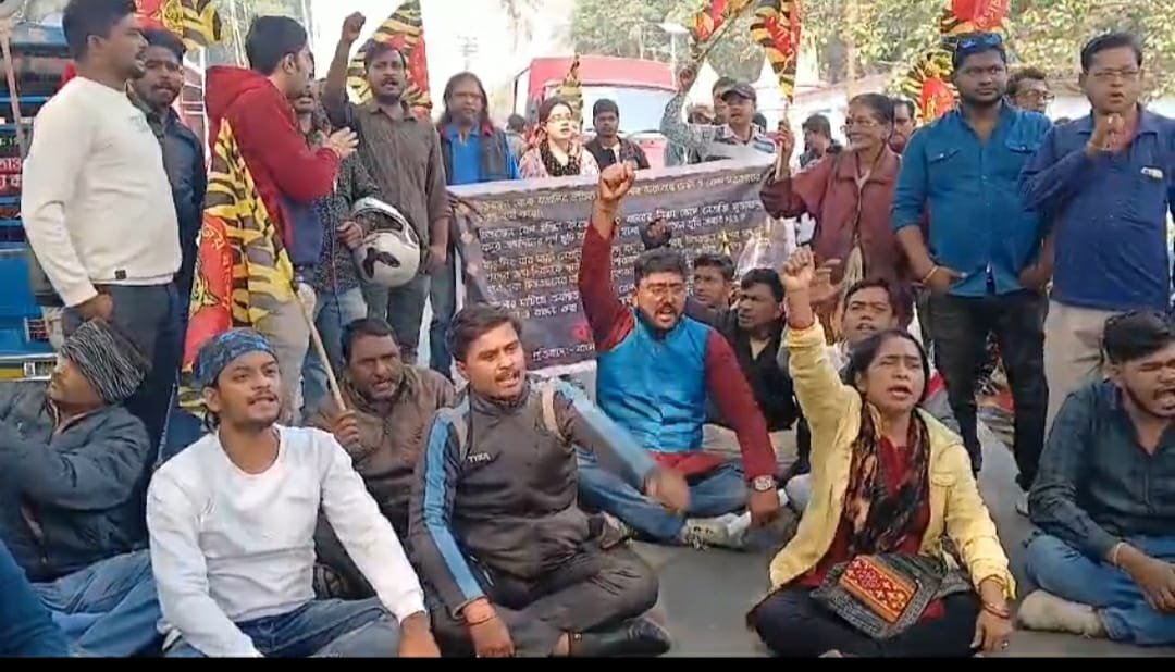 সিএলডবলুতে ২৩ শে জানুয়ারির ছুটি বাতিলে সরব বাংলা পক্ষ / রেল শহরের গেট আটকে বিক্ষোভ, চাপে পড়ে স্মারক লিপি গ্রহণ কতৃপক্ষের