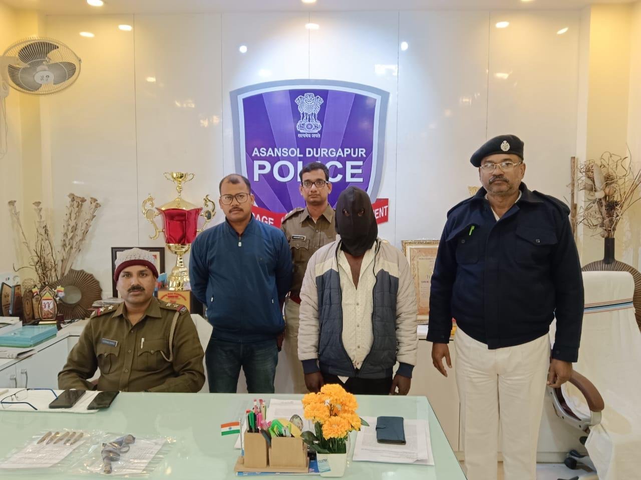 मारपीट के घटना में आरोपी गिरफ्तार घर से असलहा कारतूस बरामद।