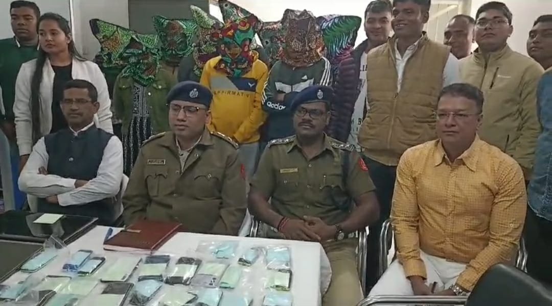 राणा मुखर्जी ने उनसे मोबाइल टावर लगवाने के नाम पर 24 लाख रुपए से ज्यादा ठग ने के मामले गिरफ्तार 10 आरोपी ।आसनसोल अदालत में पेश किया जाएगा और पुलिस रिमांड का अनुरोध किया जाएगा उन्होंने कहा कि पकड़े गए 10 आरोपियों