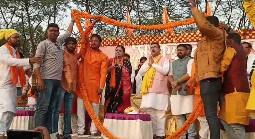 बंगाल विधानसभा में भाजपा नेता प्रतिपक्ष शुभेंदू अधिकारी आज रानीगंज के नूतन एगारा पहुंचे। यहां पर वह राम पूजा में सम्मिलित हुए