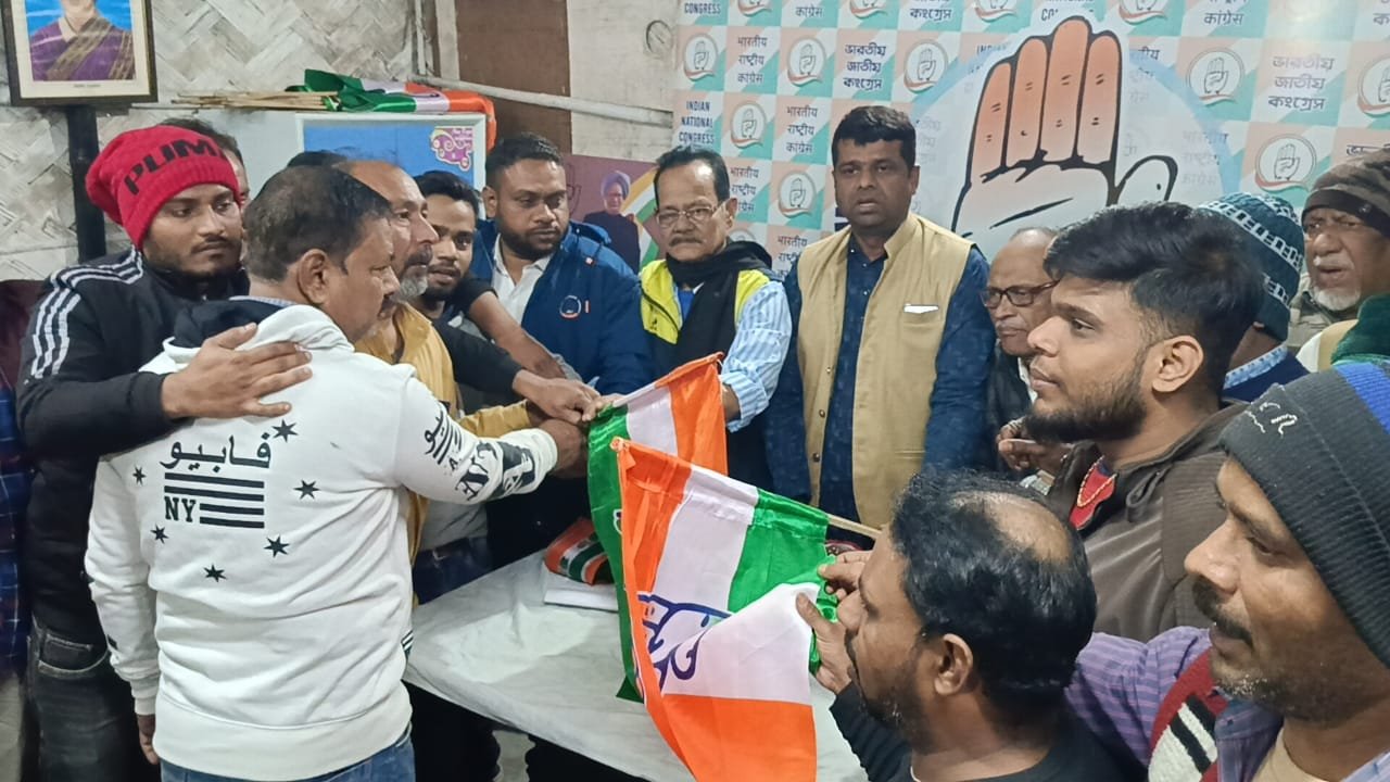 32 ऑटो चालकों ने थामा कांग्रेस का दामन कांग्रेस ने किया टीएमसी के समापन की शुरुआत का दावा
