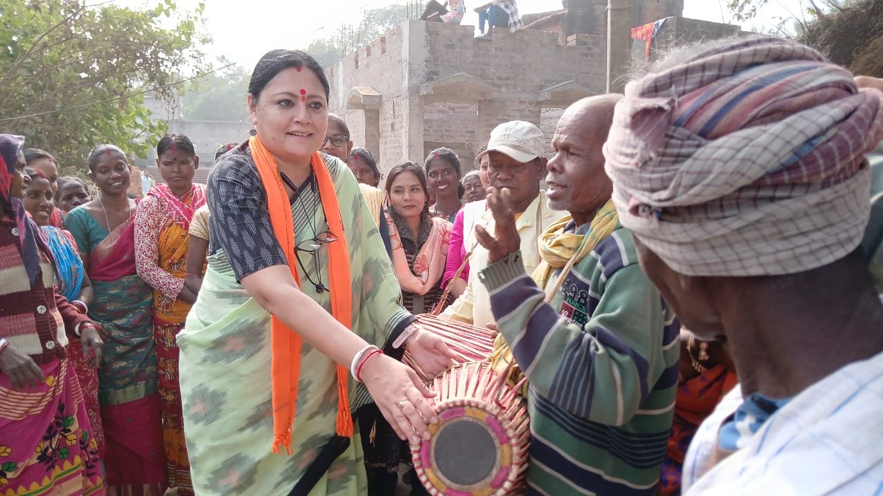বাদনা পরবে বাজনার তালে পা মেলালেন বিধায়িকা।