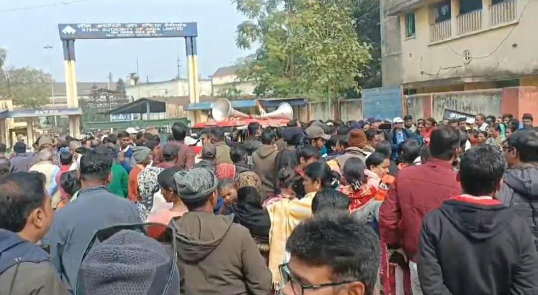 পানীয়জলের দাবিতে কুলটি সেল গ্রোথ কারখানার সামনে তৃণমূলের বিক্ষোভ ধর্ণা, সিআইএসএফের সঙ্গে ধস্তাধস্তিতে উত্তেজনা…