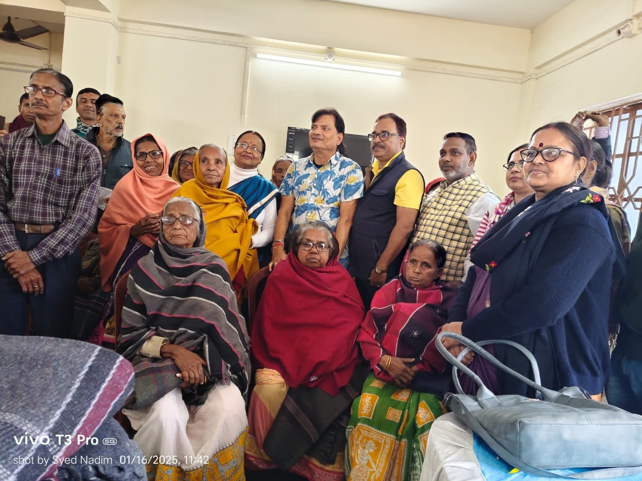 सामाजिक संस्था अनमोल की तरफ से आज आसनसोल नगर निगम के 30 नंबर वार्ड अंतर्गत डिपो पड़ा इलाके में स्थित राज्य सरकार द्वारा बनाए गए बेघर लोगों के आशियाने में कंबल वितरण किया गया