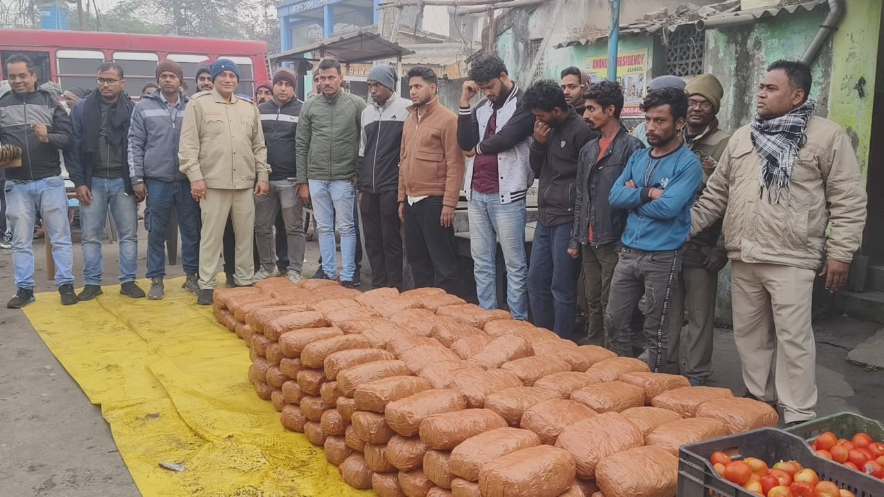 टमाटर से भरी पिकअप भेन मे हो रही थी गांजे की तस्करी पुलिस ने दो क्यूंटल गांजे के साथ पाँच को दबोचा