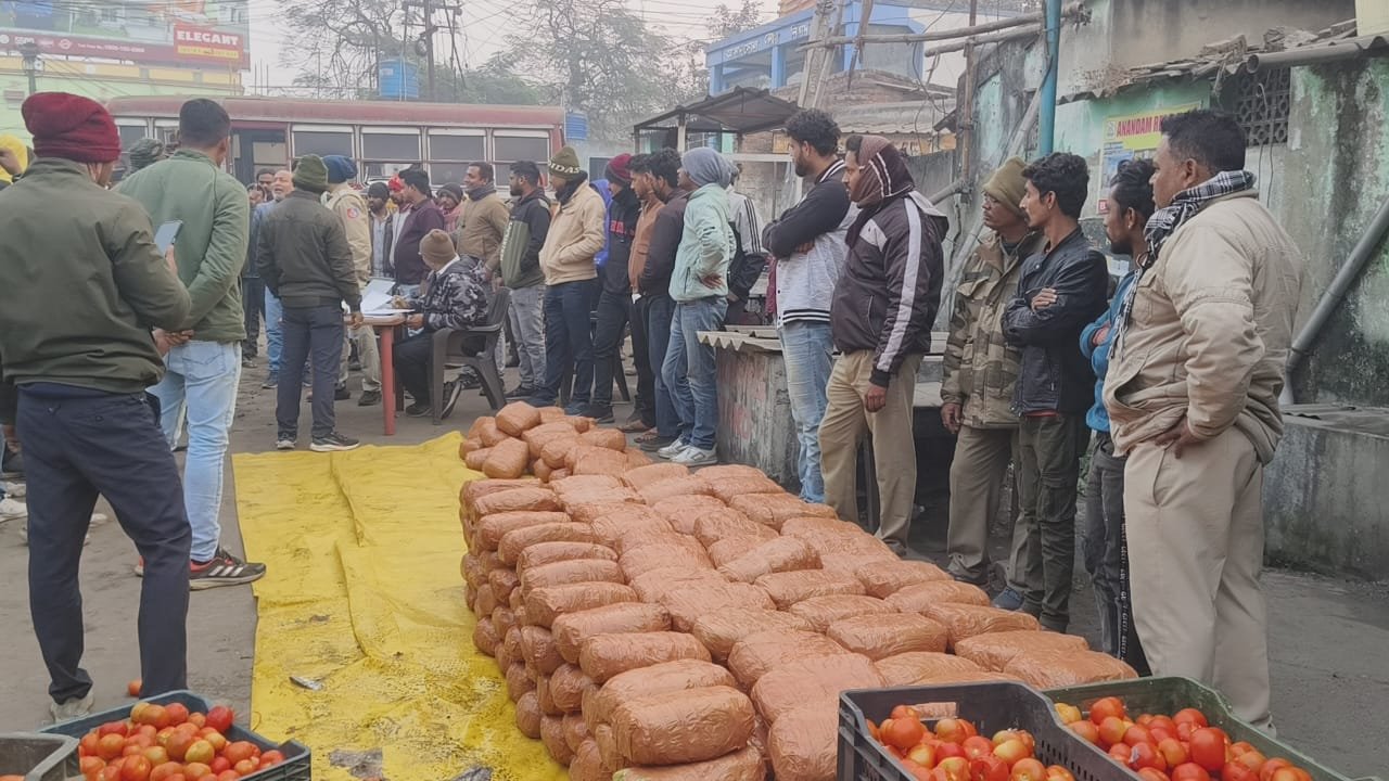 আসানসোলের কুলটি থানার ডিসেরগড় এলাকায় একটি পিকাপ ভ্যান থেকে প্রচুর পরিমাণে গাজা উদ্ধার করল কুলটি থানা পুলিশ। আটক পাঁচ
