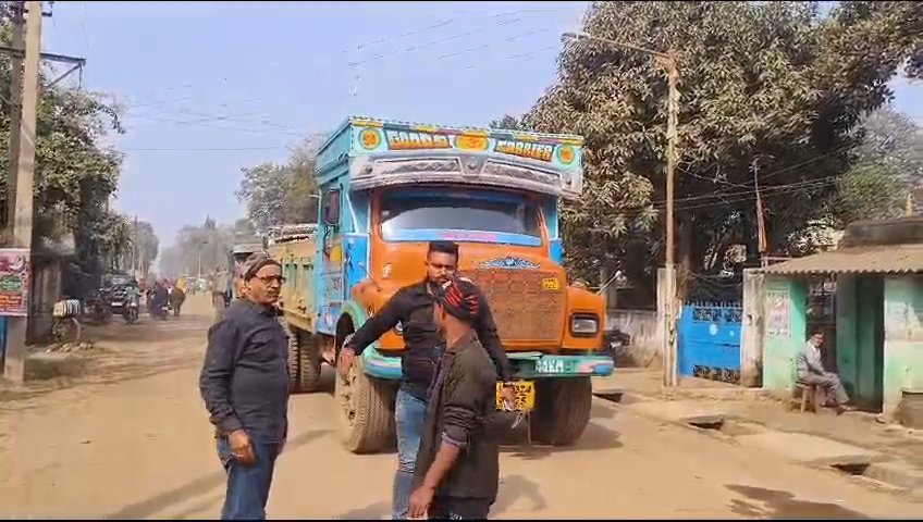 पांडवेश्श्वर के डालुरबांध 4 नंबर में सड़क किनारे जमा बालू सफाई सड़क पर जल छिड़काव की मांग पर डंपरों को रोककर आंदोलन किया।