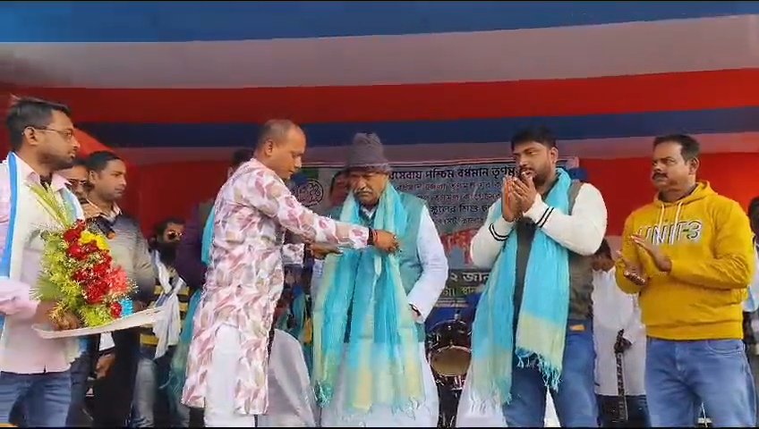बहुला स्कूल मैदान में विधायक ने बांटे स्कूली बच्चों के बीच शिक्षण समागृह।