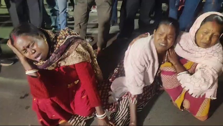 শিশুর জন্ম দিয়ে প্রসূতির মৃত্যুর ঘটনা ঘিরে চিকিৎসকের চিকিৎসায় গাফিলতির অভিযোগ তুলে হাসপাতালের সামনে থাকা ১৯ নম্বর জাতীয় সড়ক অবরোধ করে বিক্ষোভ দেখায় পশ্চিমবঙ্গ বাউরী সমাজ শিক্ষা সমিতির