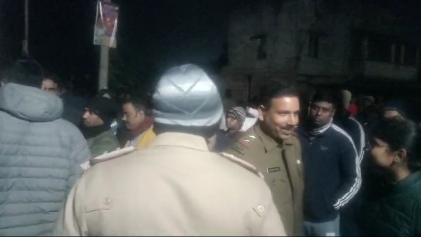 इलाज के दौरान 5.5 वर्ष के मासुम बच्चे की मौत के बाद डाक्टर के चेंबर मे तोडफोड सड़क पर शव रखकर प्रदर्शन।