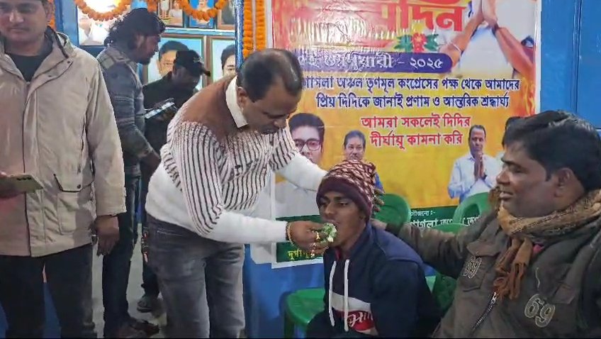 गरीबों की मदद के लिए गोगला अंचल तृणमूल कांग्रेस की ओर से शीत वस्त्र वितरण किया गया।