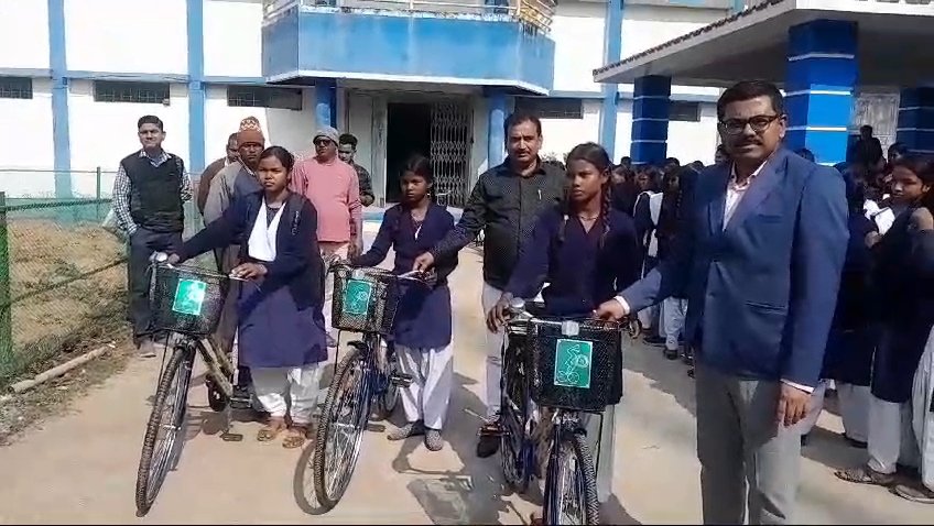 সবুজ সাথী প্রকল্পের সাইকেল বিতরণ শুরু বারাবনিতে।