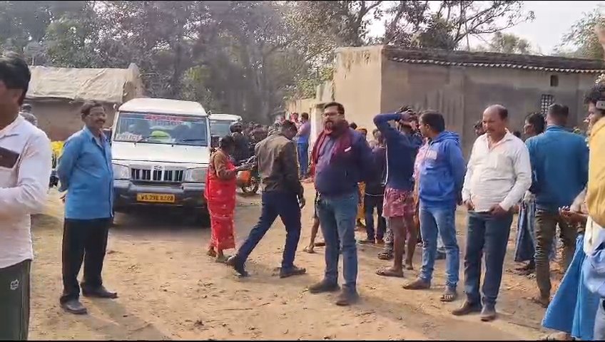 सड़क निर्माणके खिलाफ सिदुली कुची पारा के लोगों नें किया प्रदर्शन।