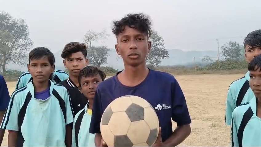 कुमारडीही गांव के उदयन संघ क्रिकेट मैदान पर अतिक्रमण की शिकायत जमीन मालिक ने पांडवेश्श्वर थाना और बीएलएलआरओ से की।