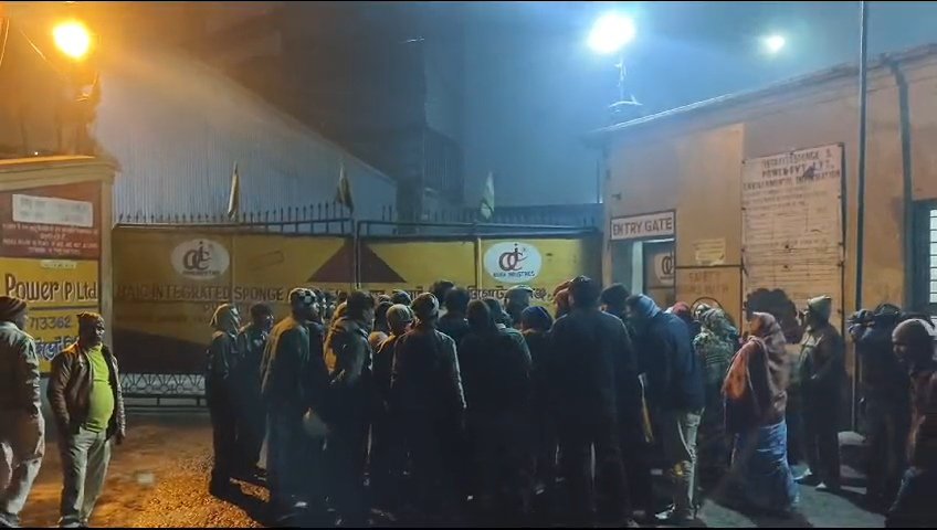 मृतक श्रमिक का शव कारखाने के बाहर रखकर परिवार वालों ने किया विरोध कारखाने के बाहर प्रदर्शन।