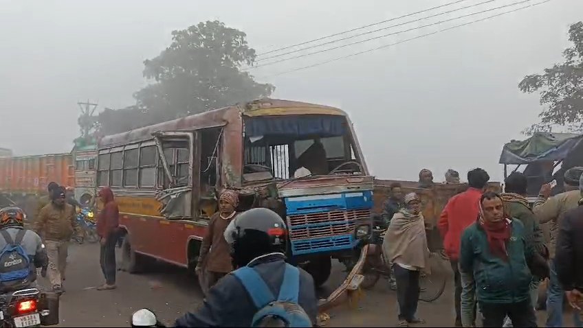 चाॅकदोला पुल के पास मिनिबस और टूरिस्ट बस के बीच हुई टक्कर में दोनों बसों के लगभग दो दर्जन यात्रि घायल।